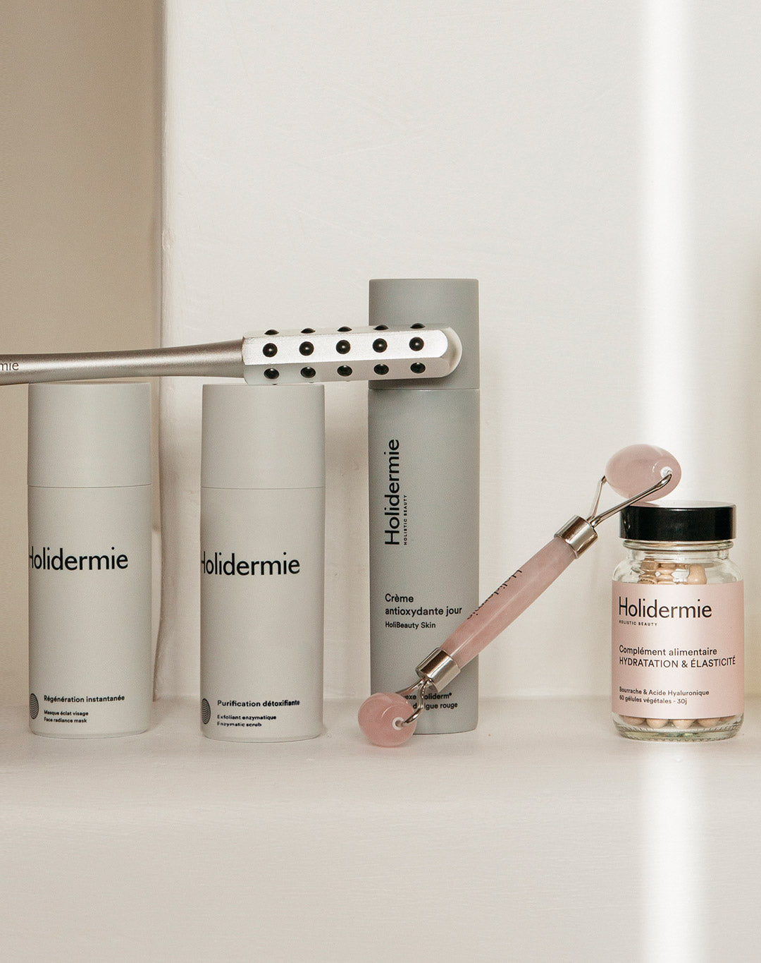 holidermie-holidermie-reinvente-la-beaute-holistique-en-repondant-a-nos-preoccupations-par-des-routines-inside-amp-out-soins-cosmetiques-complements-alimentaires-et-outils-de-beaute-marque-de-beaute-fabriquee-en-france-a-la-composition-clean-holidermie-favorise-les-matieres-naturelles-bio-et-vegan